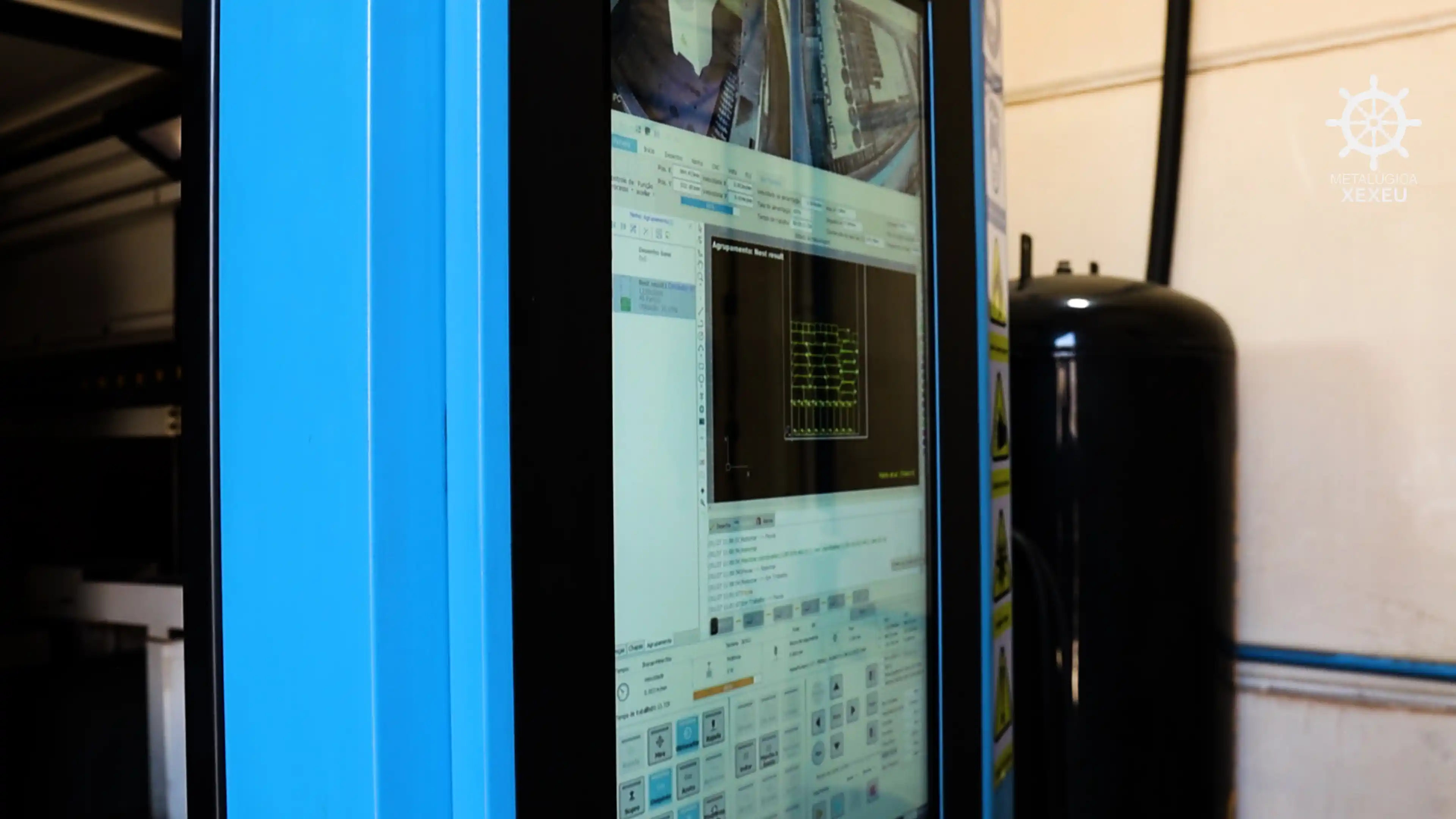 Painel de controle de máquina CNC de corte a laser com software de agrupamento na fábrica da Metalúrgica Xexeu