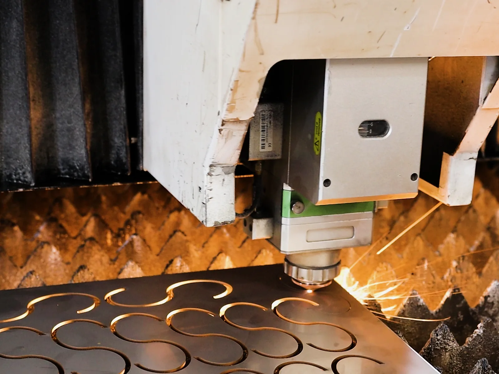 Operação industrial de corte em aço inox na Metalúrgica Xexeu