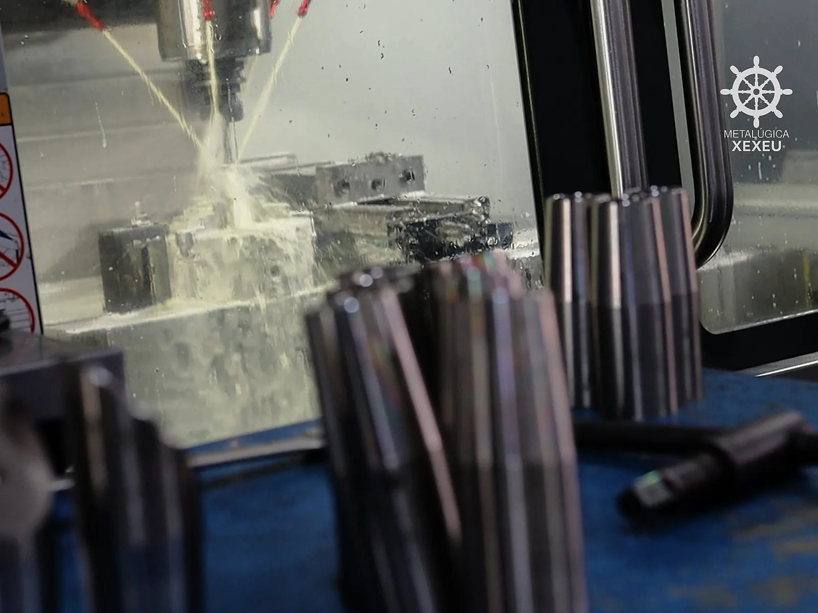 Centro de usinagem CNC em operação para peças metálicas de precisão